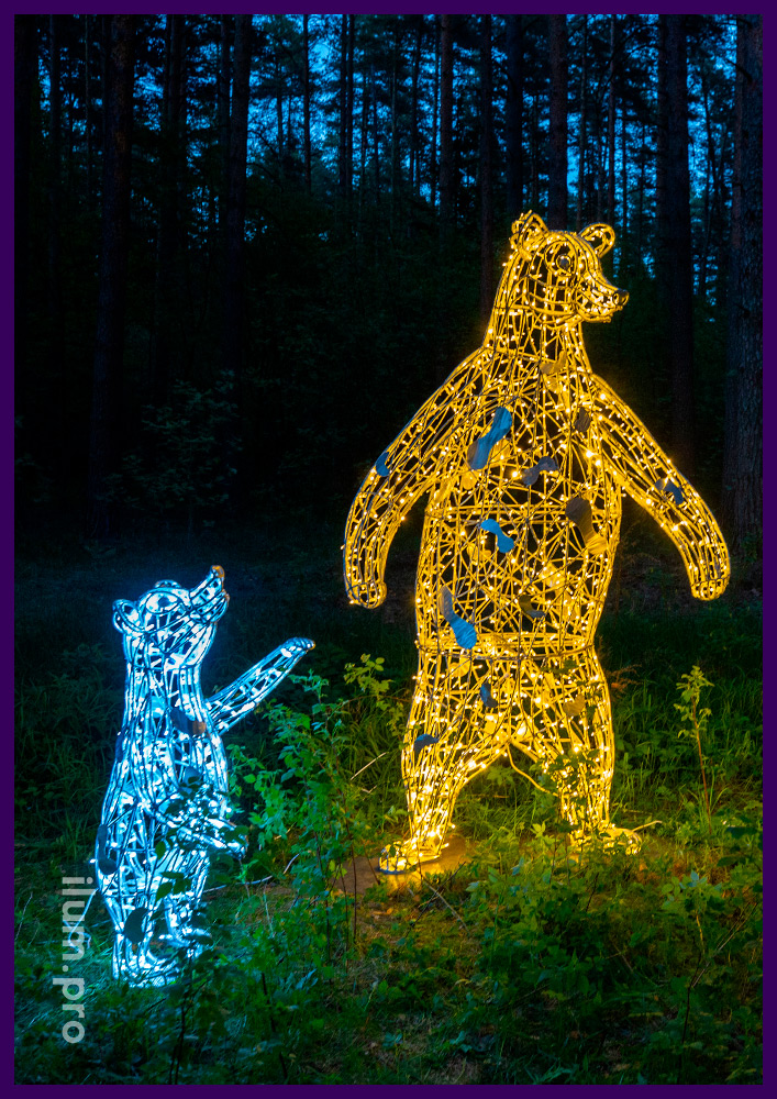 Декоративные медведи со светодиодной подсветкой в городском парке