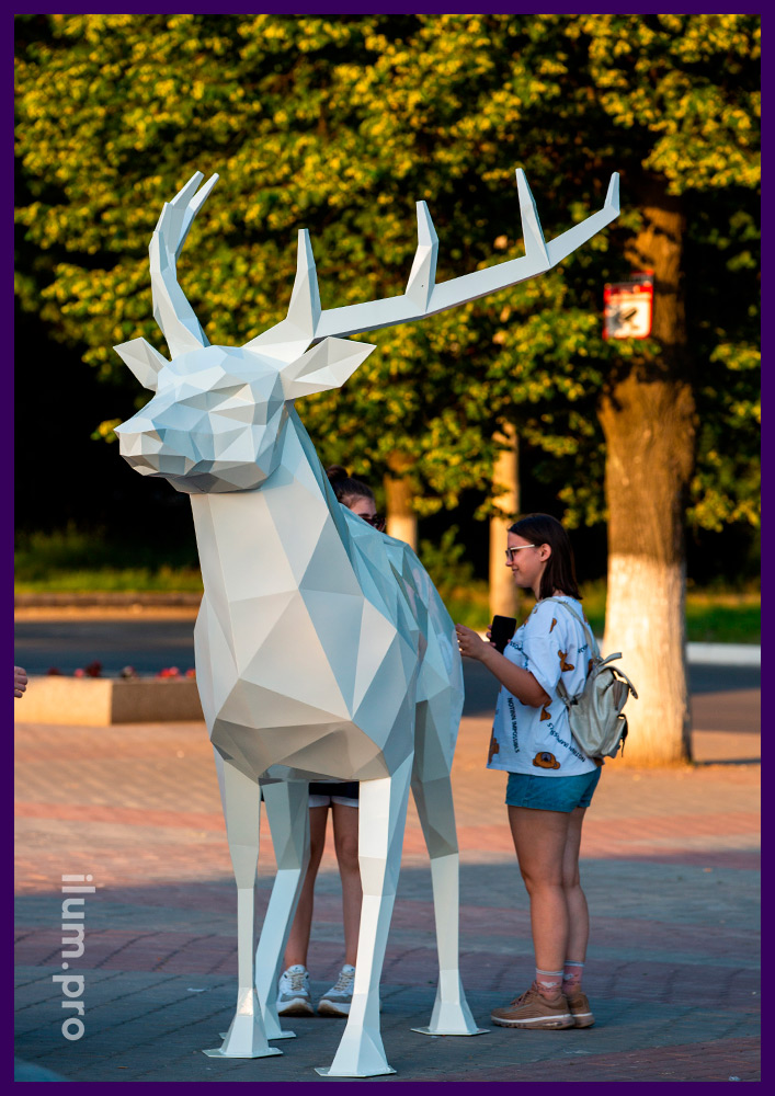Металлический арт-объект в парке - фигура оленя высотой 2,5 метра с порошковой краской