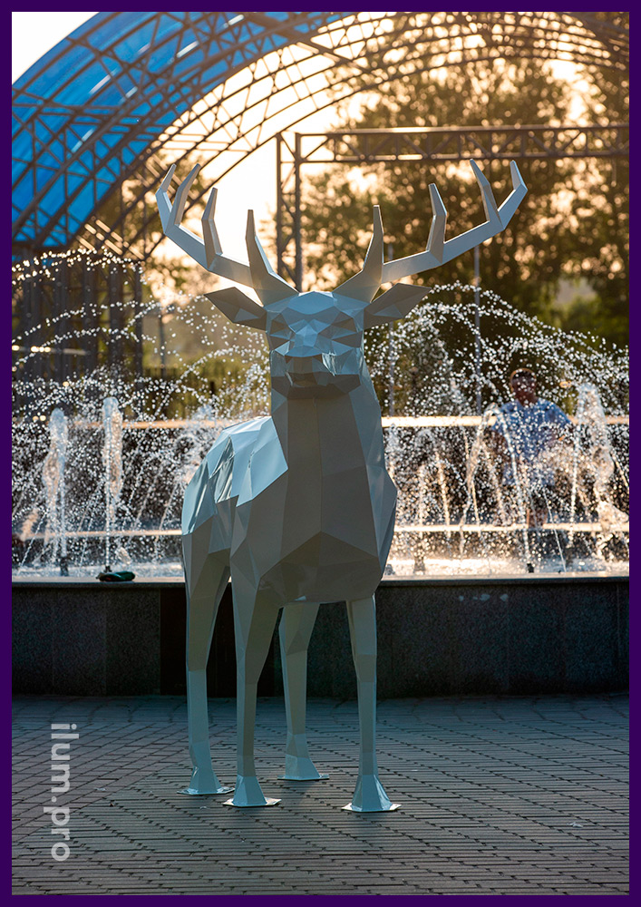 Садово-парковая ландшафтная полигональная скульптура белого крашеного оленя из стали