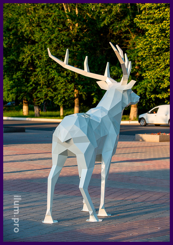 Скульптура оленя полигональная из крашеной листовой стали для украшения города