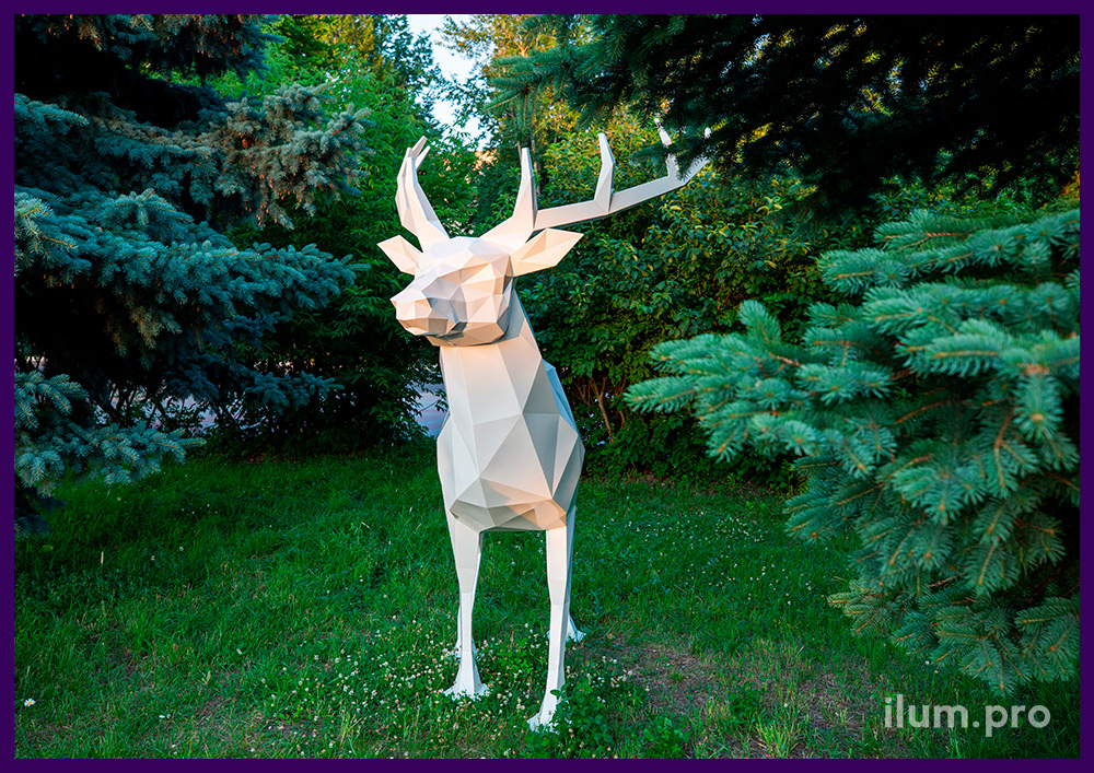 Садово-парковый арт-объект из металла - полигональная скульптура оленя с большими рогами