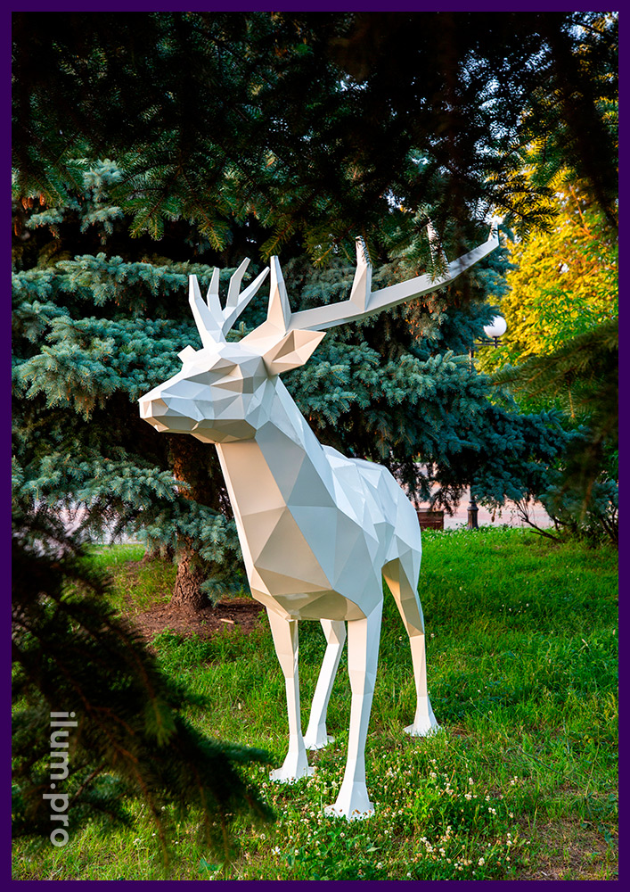 Высокий олень из металла, полигональная скульптура животного в городском парке