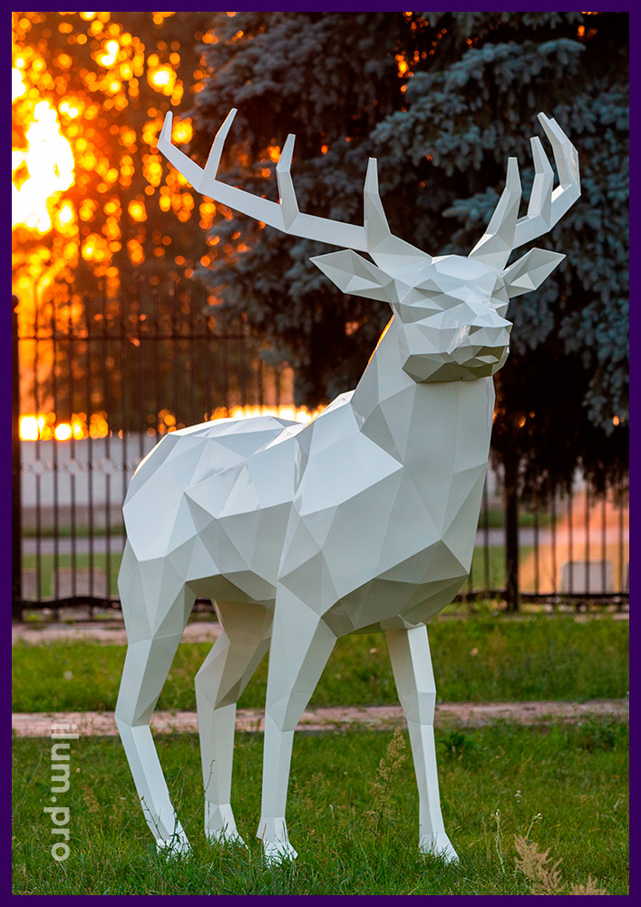 Ландшафтная скульптура оленя в полигональном стиле, белый арт-объект на газоне