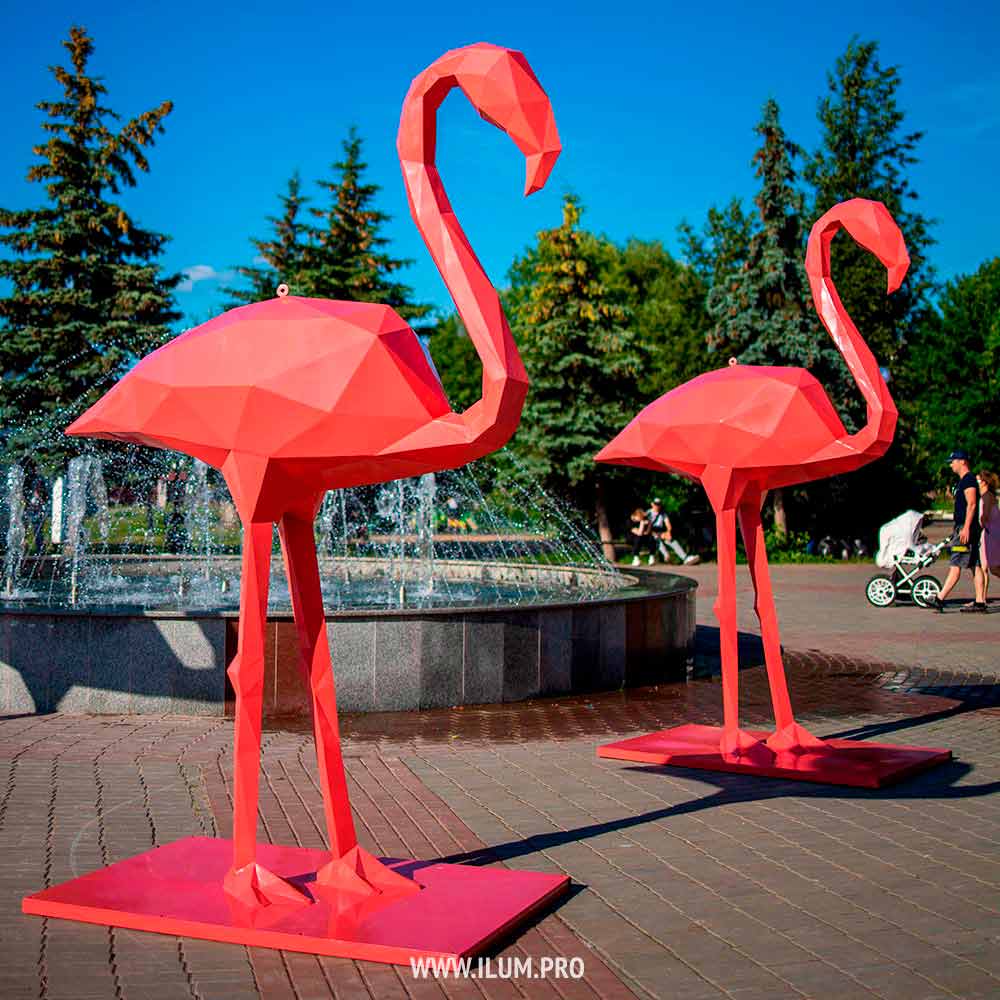 Розовые фламинго — полигональные арт-объекты на площади
