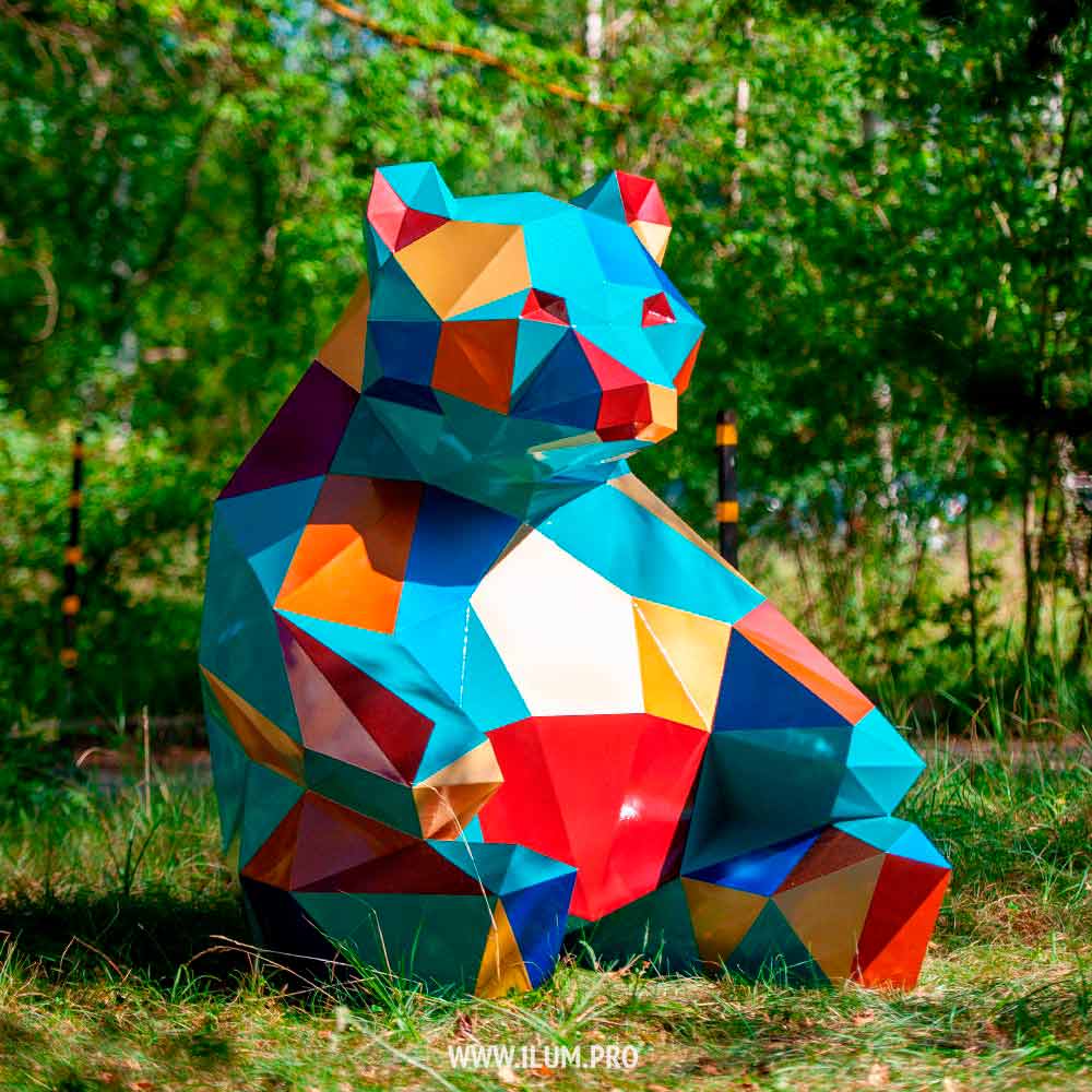 Разноцветная полигональная скульптура медведя из стали
