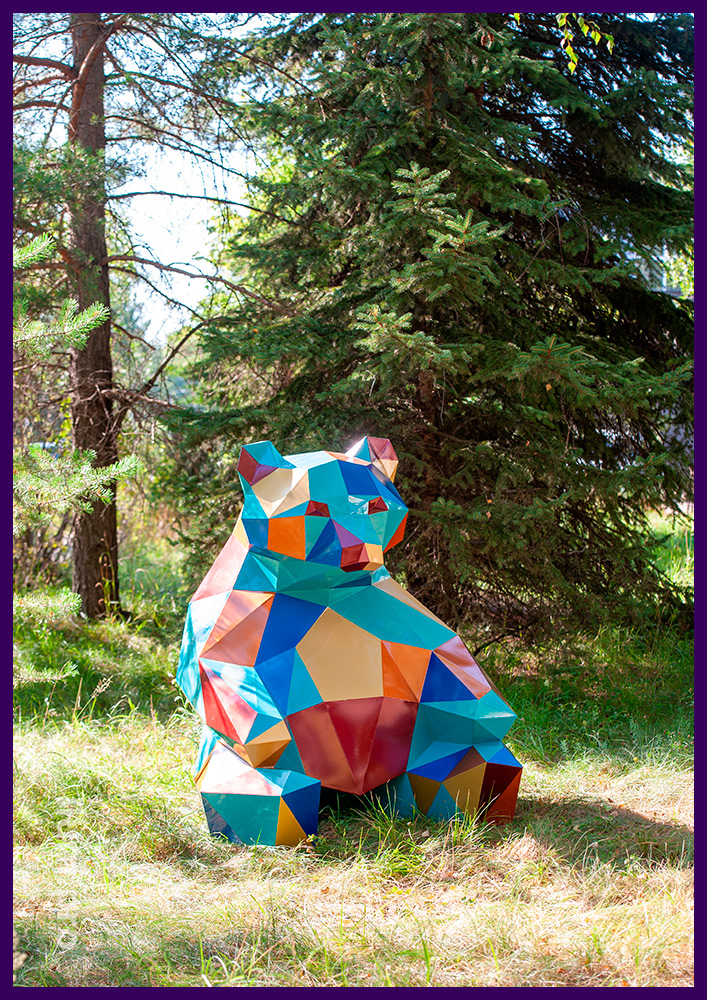 Медведь полигональный разноцветный, стальной арт-объект в форме животного