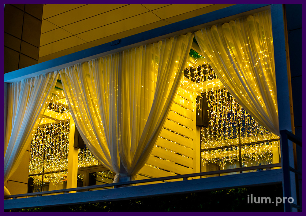Иллюминация тёпло-белого цвета на прозрачном проводе, украшение ресторана в Иркутске