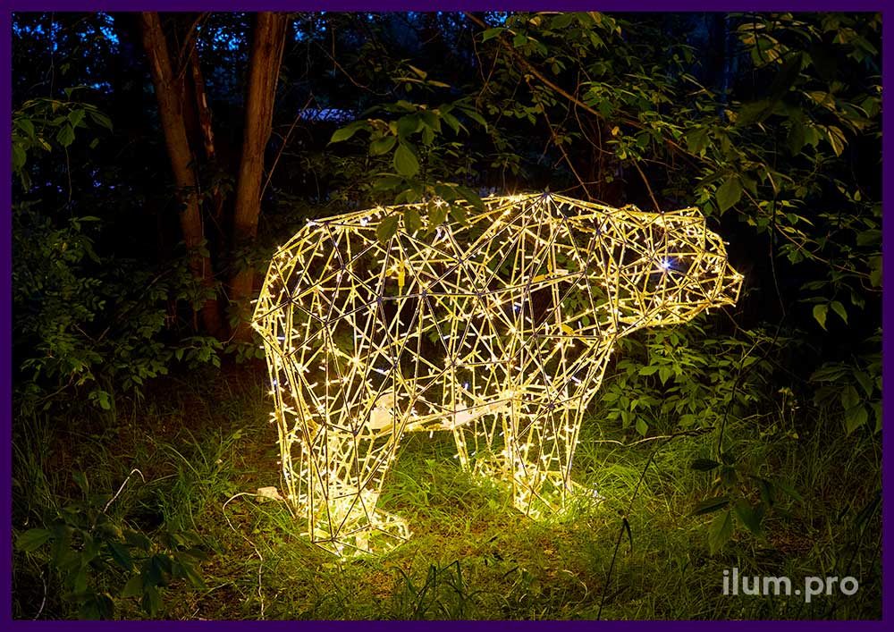 Полигональный медведь с подсветкой тёпло-белого цвета для украшения ландшафта в саду