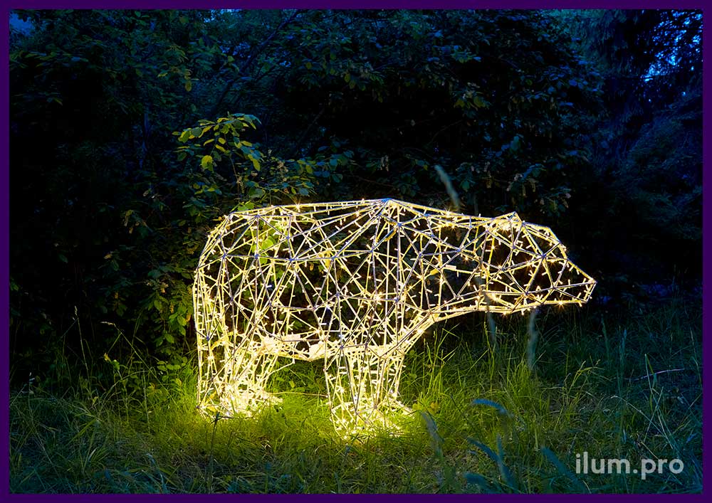 Украшение сада светящейся скульптурой медведя в полигональном стиле с гирляндами