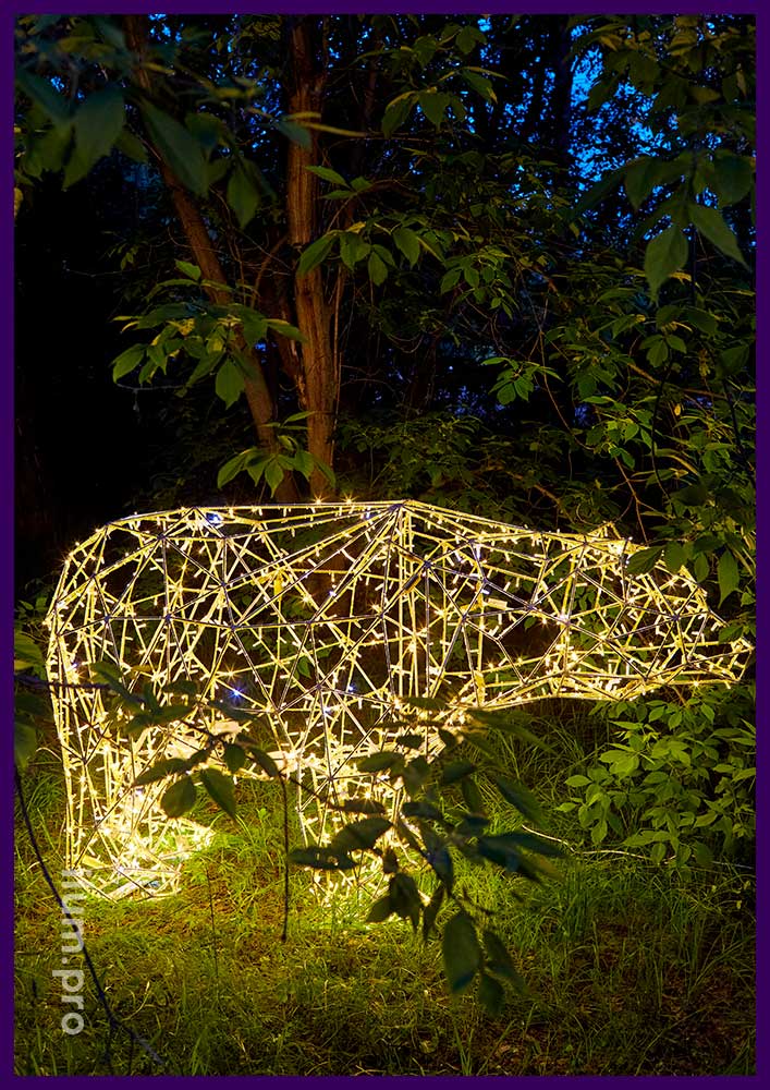 Светящийся медведь из алюминия и гирлянд в полигональном стиле - эффектный арт-объект для сада
