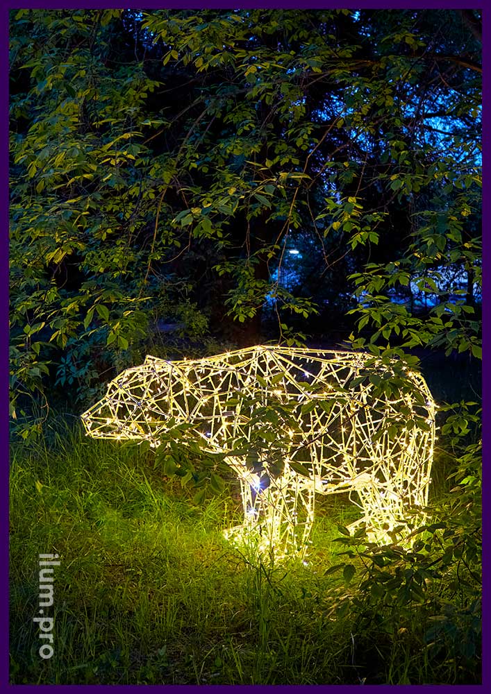 Медведь полигональный светодиодный с гирляндами тёпло-белого цвета в саду