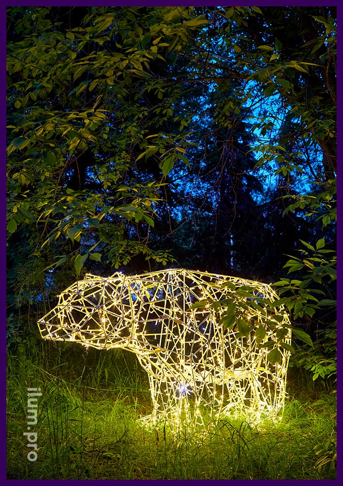 Полигональные медведи из тёпло-белых гирлянд и алюминиевого каркаса для украшения газона в саду
