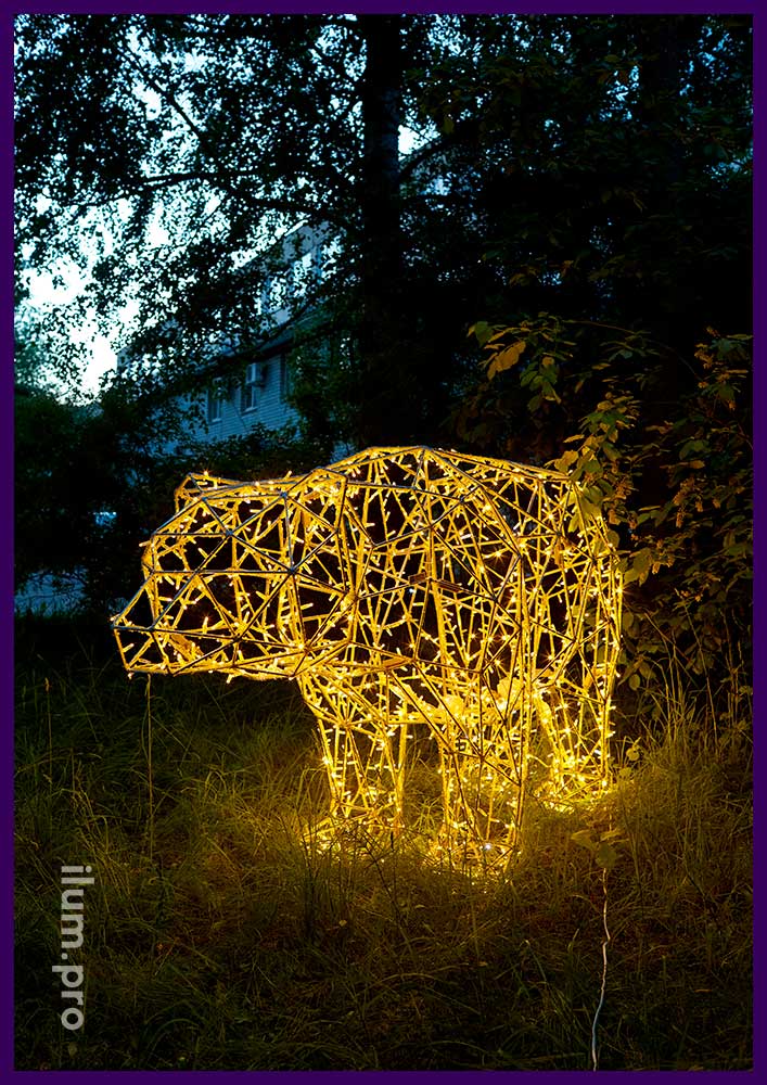 Садово-парковая полигональная скульптура медведя с гирляндами IP65