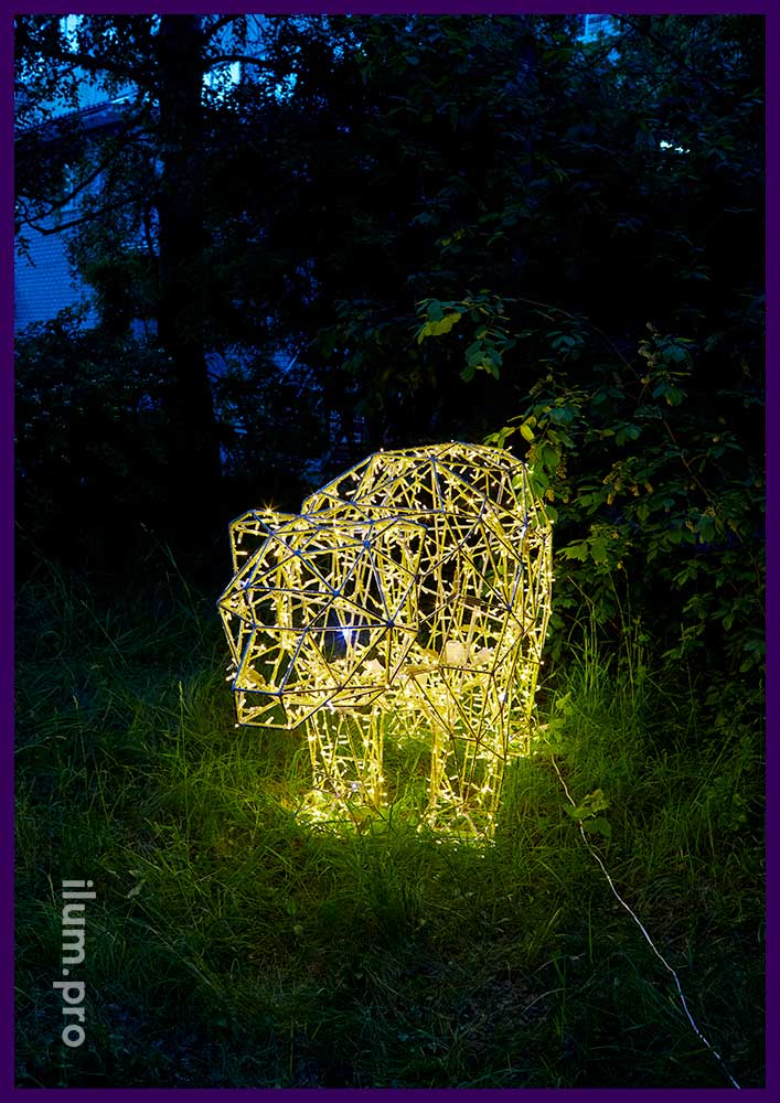 Фигура полигонального медведя с встроенной подсветкой для установки в саду