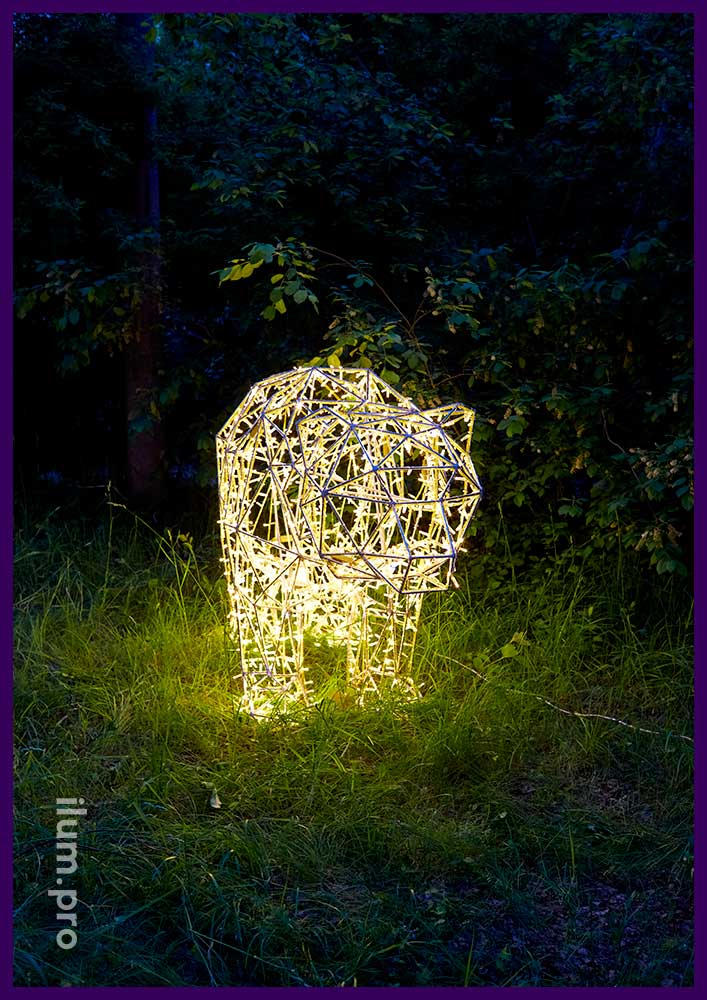 Медведь из алюминиевого профиля с подсветкой гирляндами - полигональный арт-объект