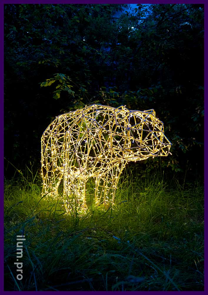 Медведь полигональный металлический в саду - арт-объект с подсветкой гирляндами