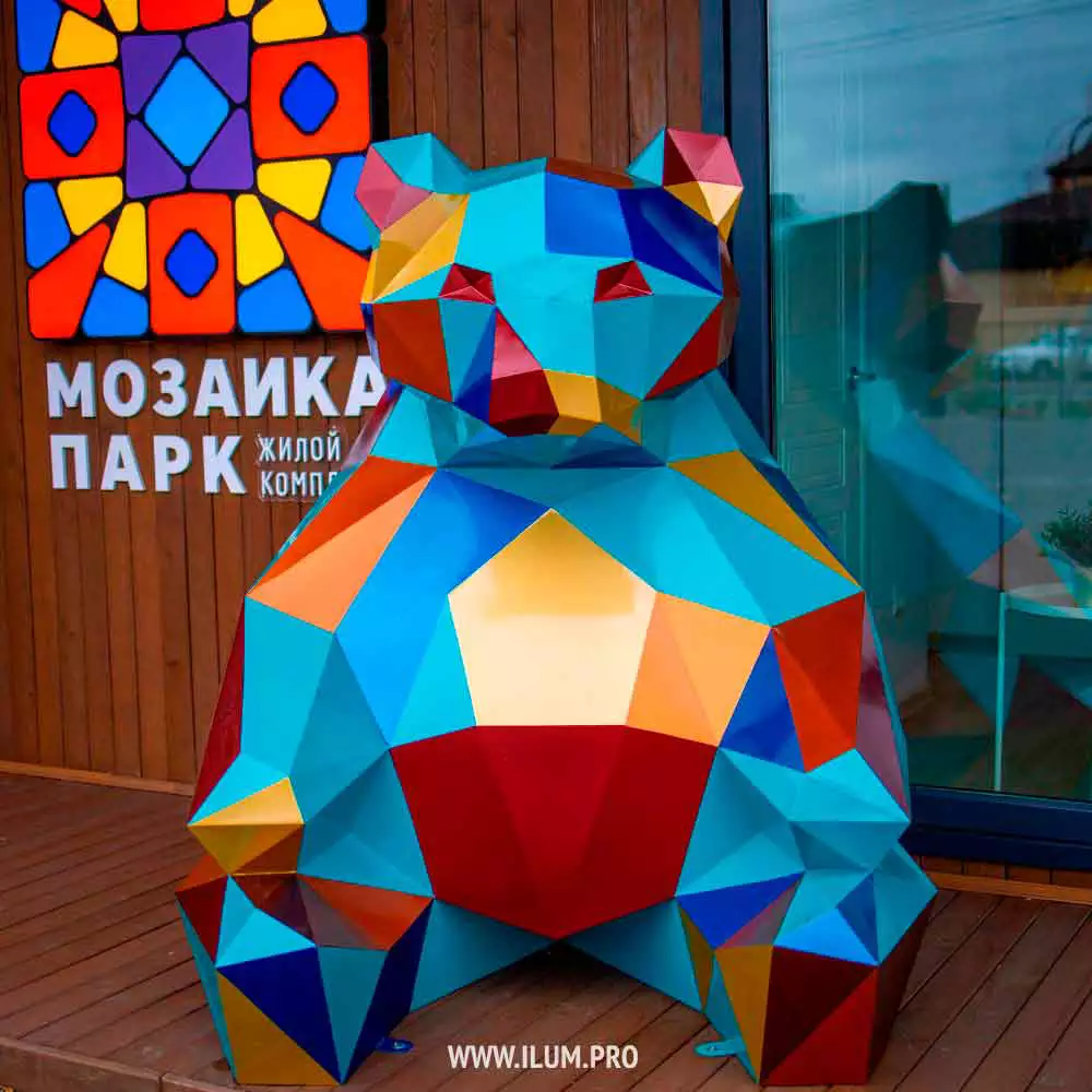 Разноцветный полигональный медведь перед офисом продаж ЖК «Мозаика Парк» в Тюмени