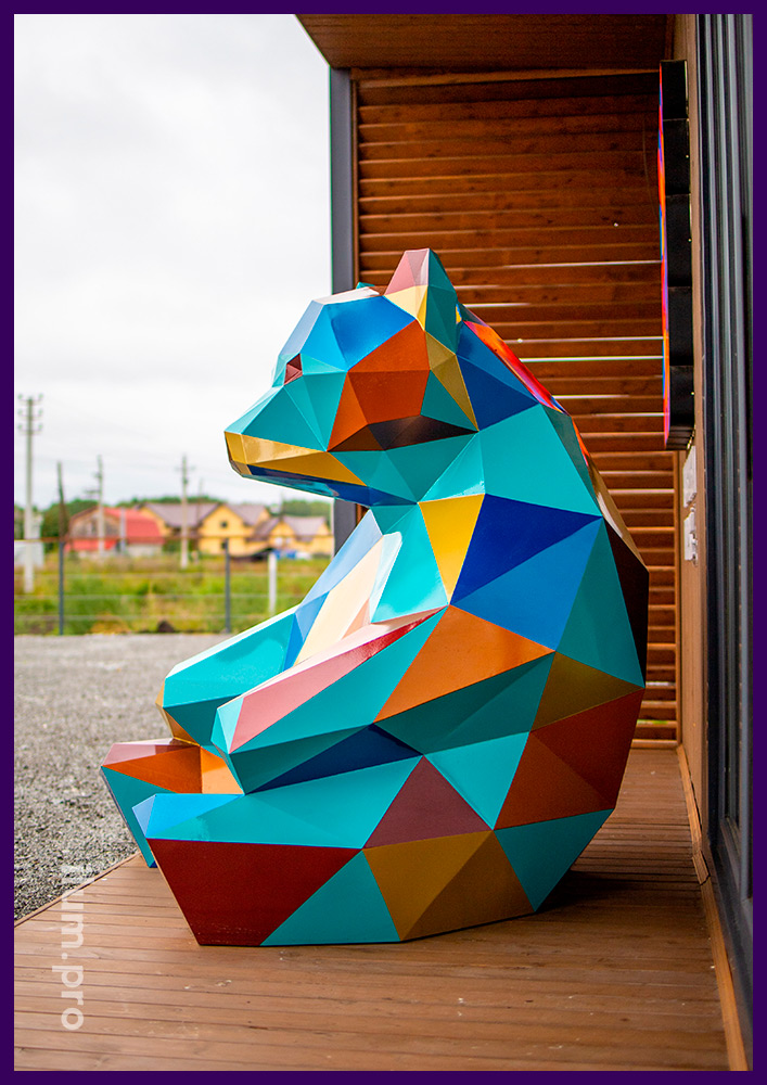 Сидящий медведь - полигональная скульптура для украшения входа в офис продаж в Тюмени