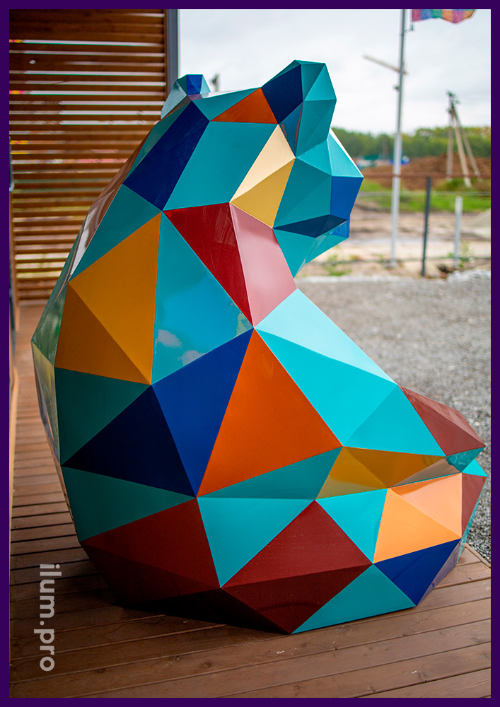 Медведь полигональный разноцветный - арт-объект из крашеной стали в Тюмени