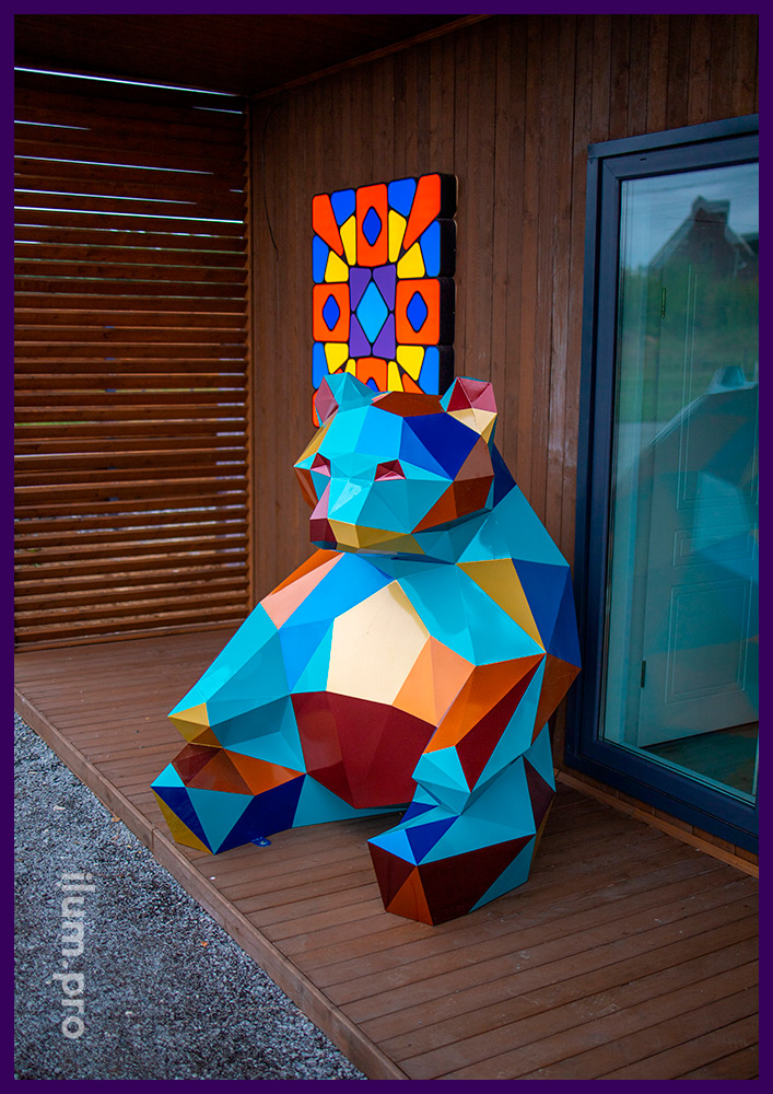 Медведь полигональный разноцветный в Тюмени, украшение входа в офис продаж