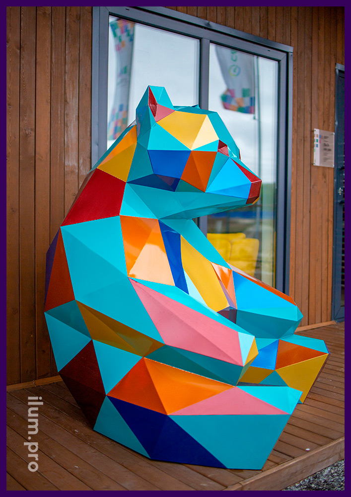 Медведь полигональный крашеный - арт-объект из стали для украшения ЖК в Тюмени