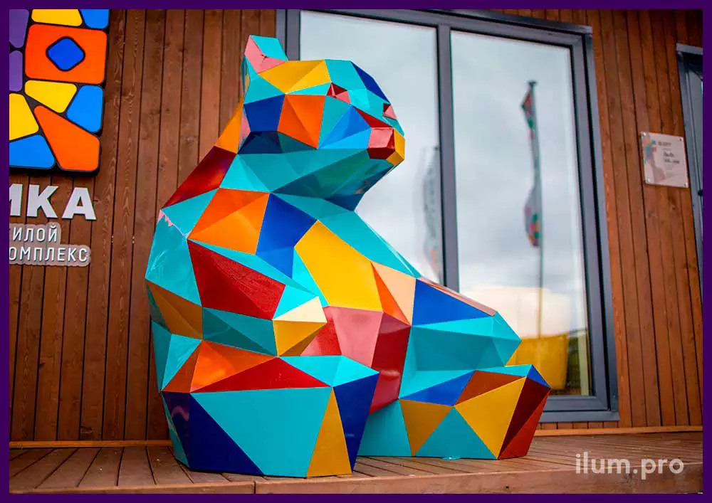 Медведь полигональный металлический - разноцветный арт-объект на улице в Тюмени