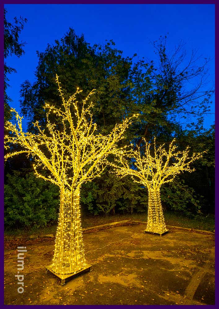 Дерево высотой 4 метра из металлического каркаса со светодиодными гирляндами на Новый год