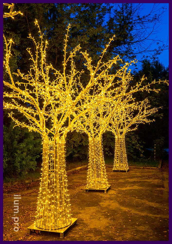 Четырёхметровое светящееся дерево с гирляндами на каркасе из алюминиевых труб