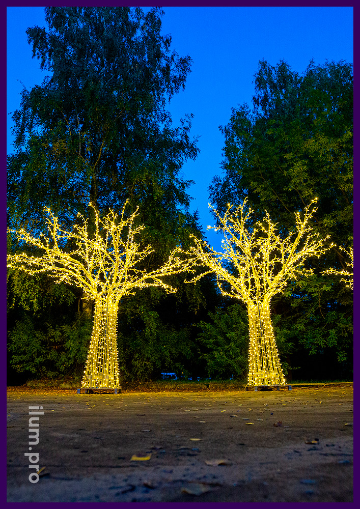 Деревья светодиодные четырёхметровые с гирляндами тёпло-белого цвета