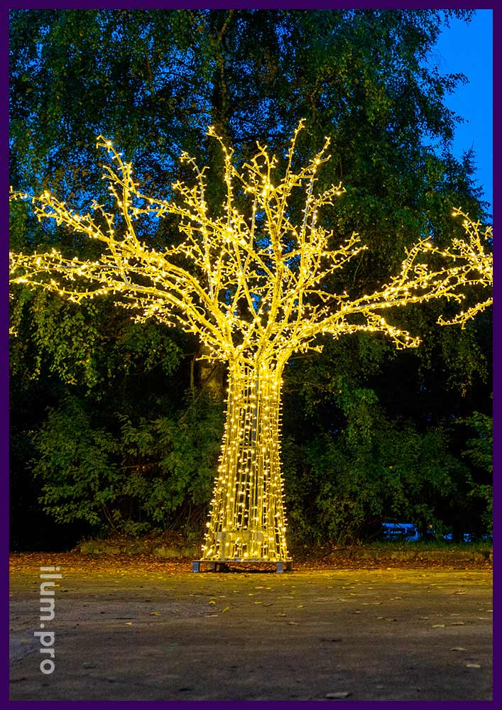 Деревья светодиодные с гирляндами и каркасом из алюминиевых труб на улице