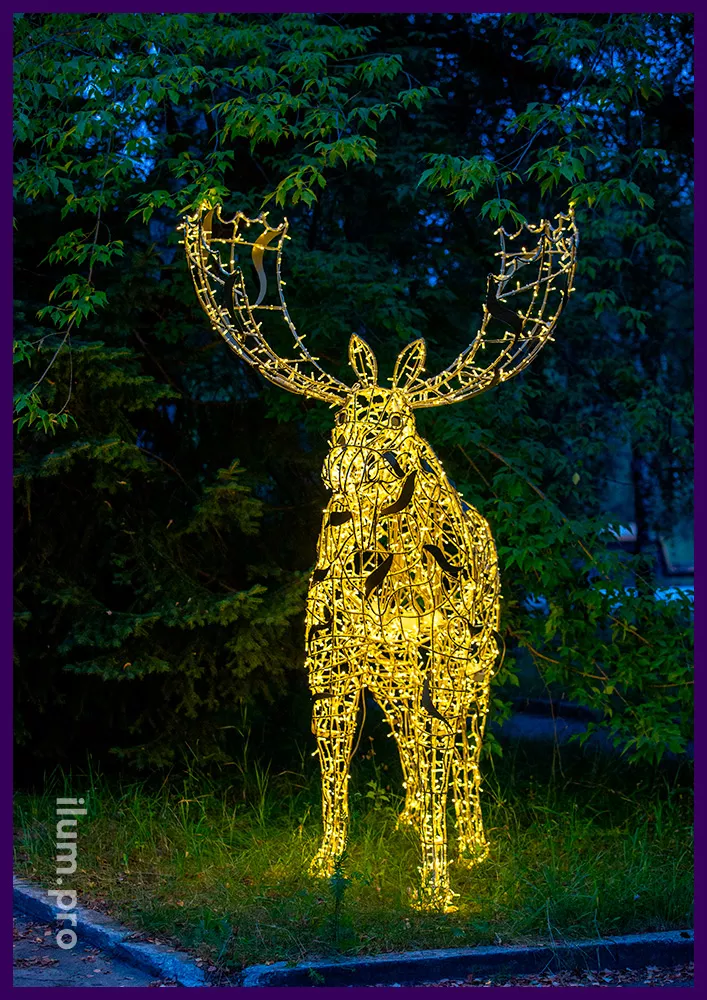Декорации в форме светящихся животных - объёмный металлический каркас в виде лося и гирлянды
