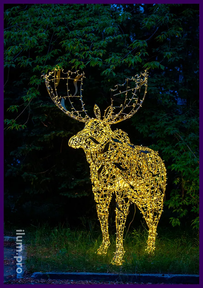 Новогодние декорации в форме животных - лось с подсветкой гирляндами тёпло-белого цвета