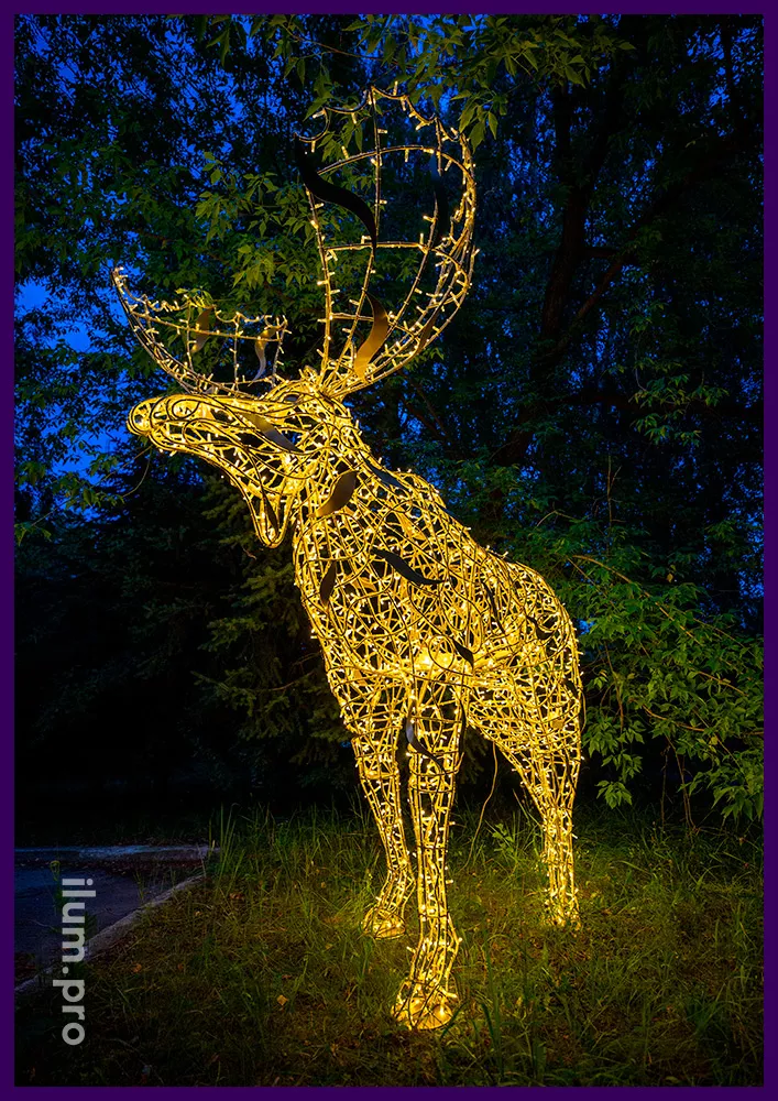 Новогодние декорации в форме животных с подсветкой гирляндами - лось