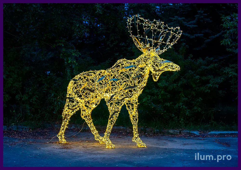 Новогодние декорации с иллюминацией тёплых тонов - лось из светодиодных гирлянд