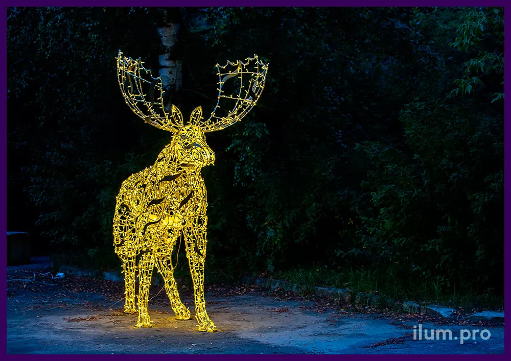 Новогодние декорации с гирляндами - лось из металлического каркаса с подсветкой