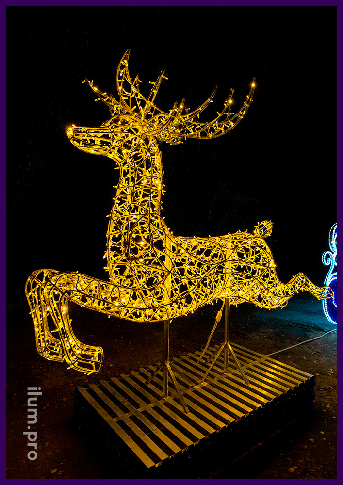 Новогодняя фотозона в форме оленя с санями Деда Мороза, гирлянды на металлическом каркасе