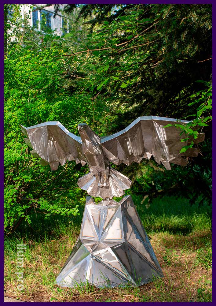 Орёл полигональный металлический, парящий над скалой - фигура в саду
