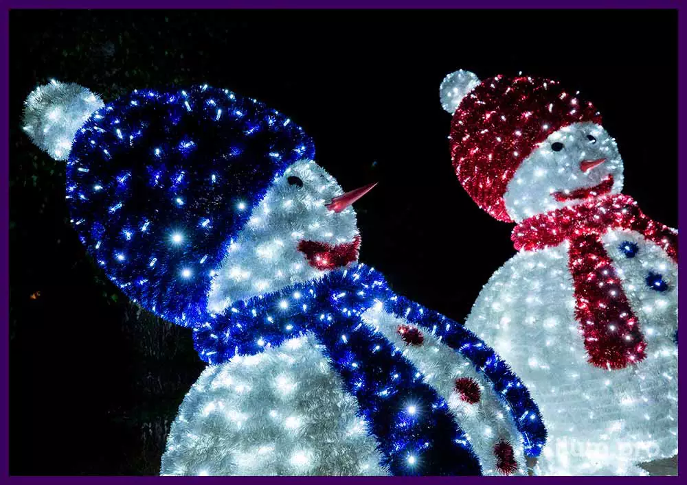 Снеговики-гиганты высотой 2,5 метра с поверхностью из пушистой мишуры и подсветкой иллюминацией