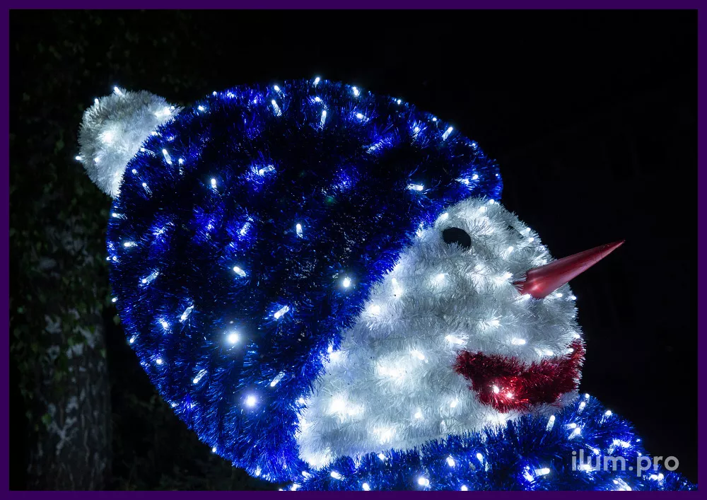 Снеговик из разноцветной мишуры с подсветкой уличными гирляндами белого цвета