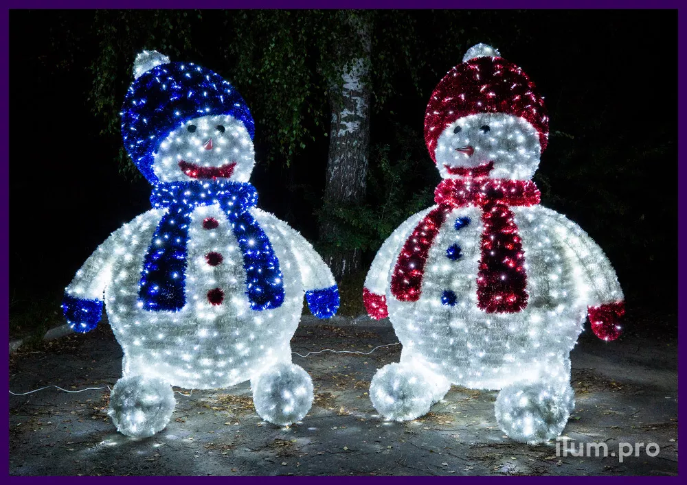 Объёмная фигура снеговика в шапке и шарфе из мишуры и светодиодной подсветки гирляндами