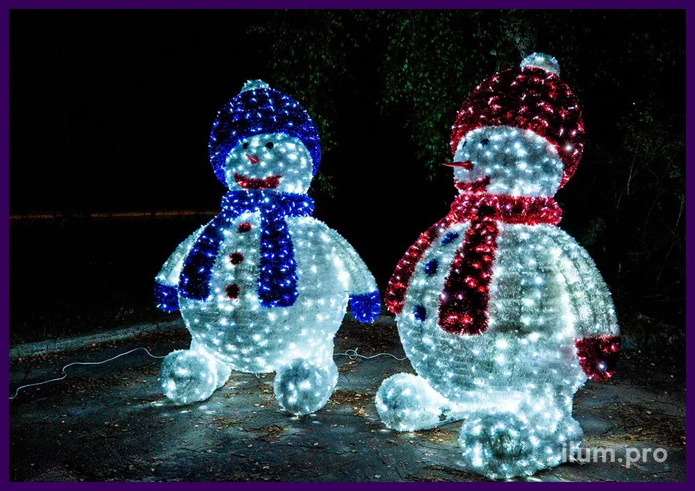 Снеговики из пушистой мишуры и светодиодных гирлянд белого цвета, новогодние уличные декорации