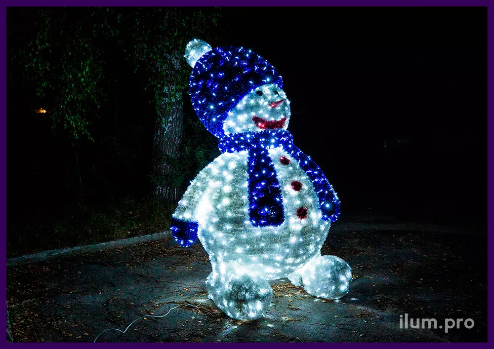 Снеговик с блестящей мишурой и алюминиевым каркасом, подсветка уличными гирляндами
