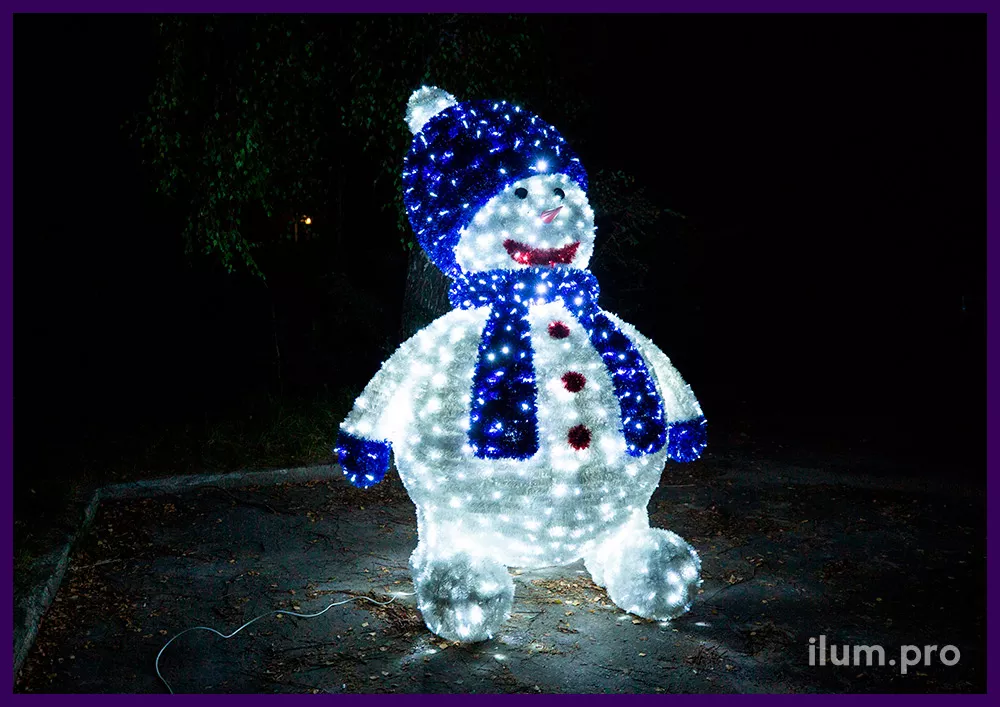 Светящаяся фигура снеговика из мишуры и гирлянд на каркасе из алюминия