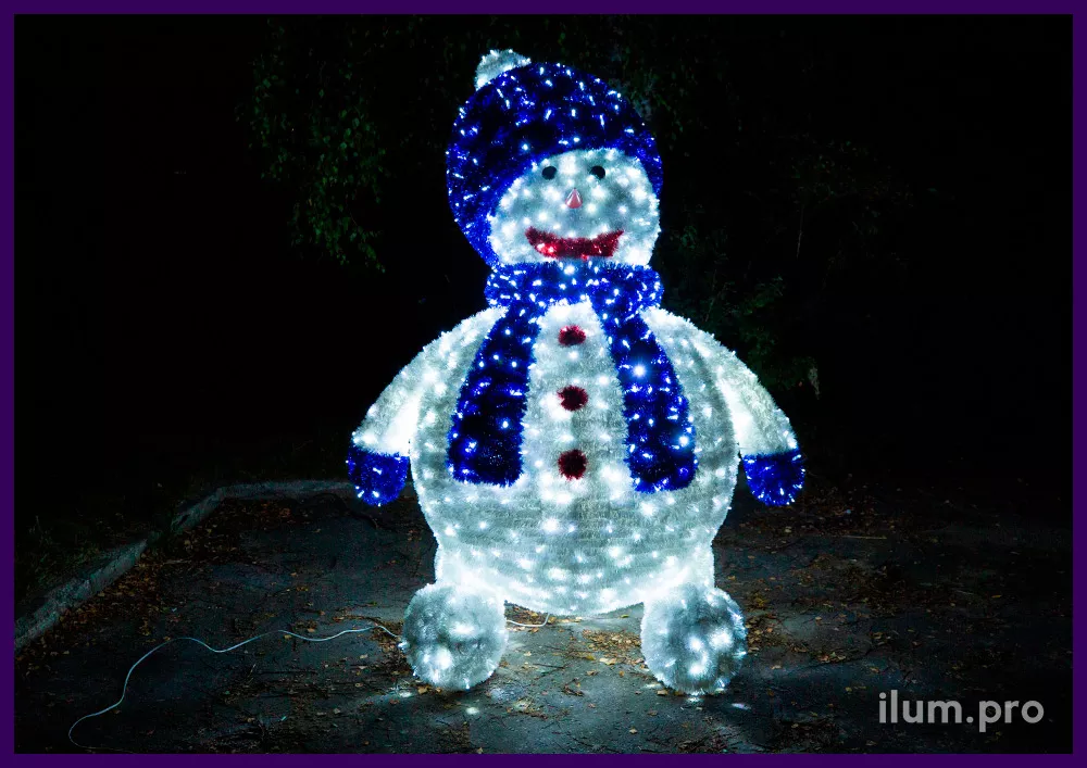 Снеговик из гирлянд и разноцветной мишуры, декоративные фигуры больших размеров на Новый год