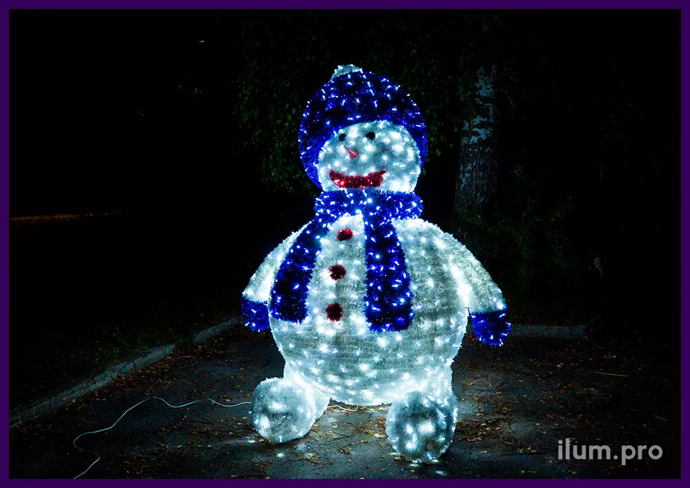 Снеговик с блестящей мишурой и подсветкой уличной иллюминацией - декоративные фигуры