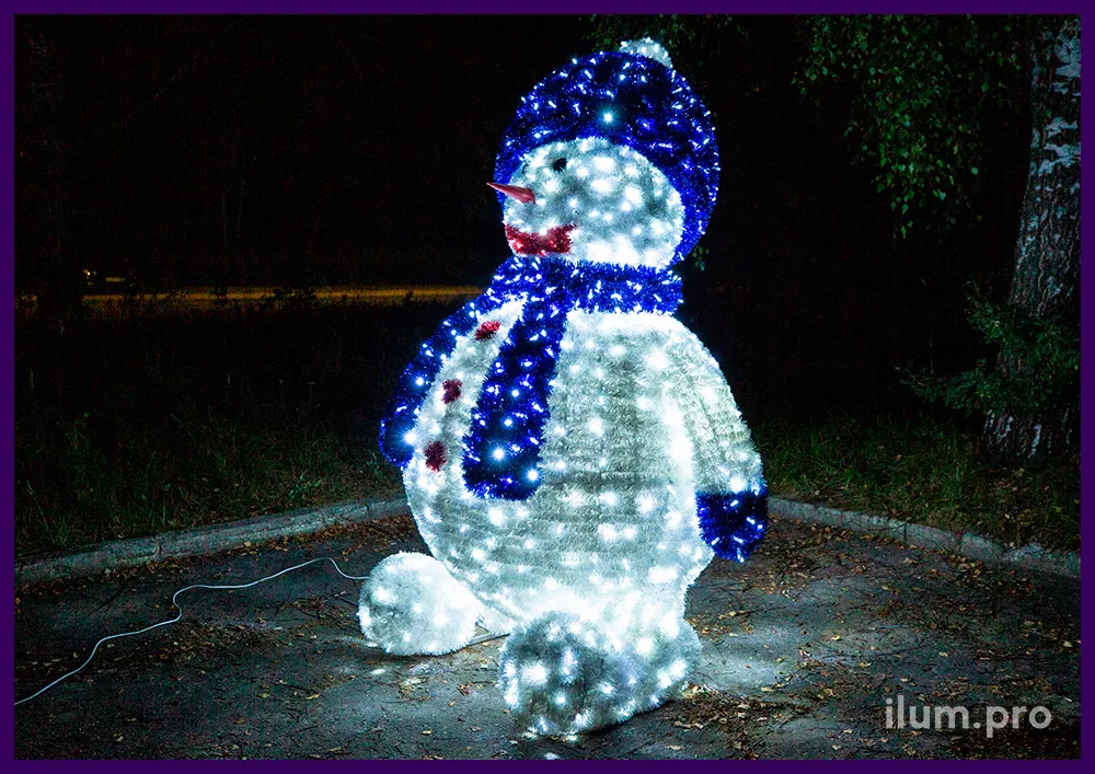 Большая объёмная фигура с гирляндами и мишурой в виде снеговика с синей шапкой и шарфом