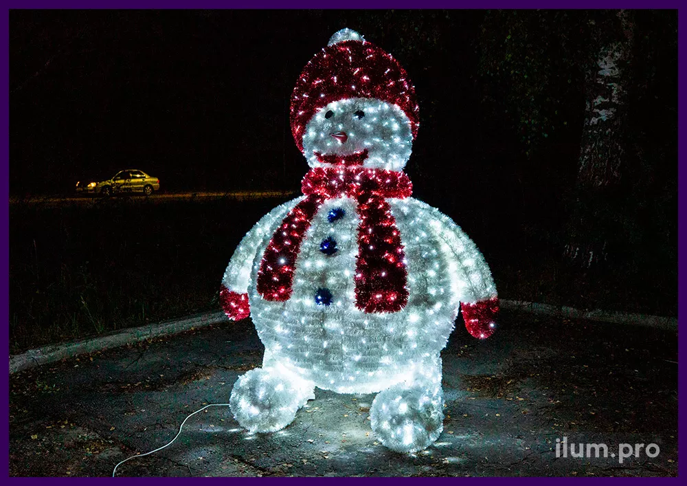 Декоративная новогодняя фигура снеговика в шапке и шарфе из пушистой мишуры и гирлянд