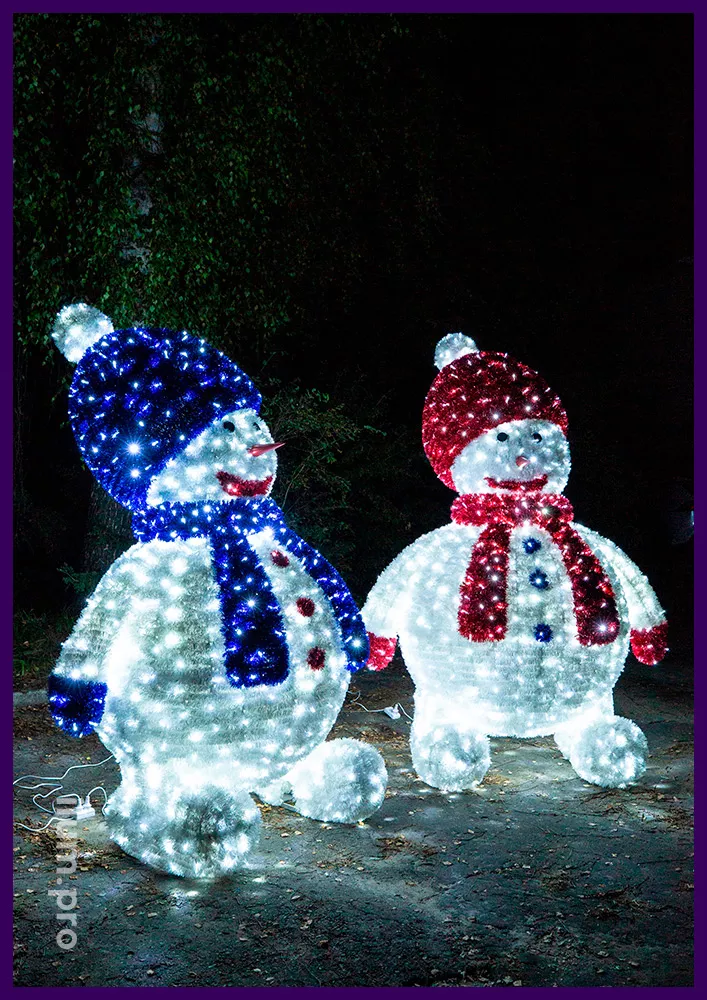 Пушистые световые фигуры снеговиков с гирляндами и мишурой на металлическом каркасе