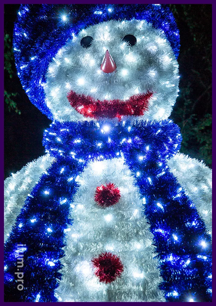 Снеговик из гирлянд IP65 и блестящей мишуры в городе на Новогодние праздники
