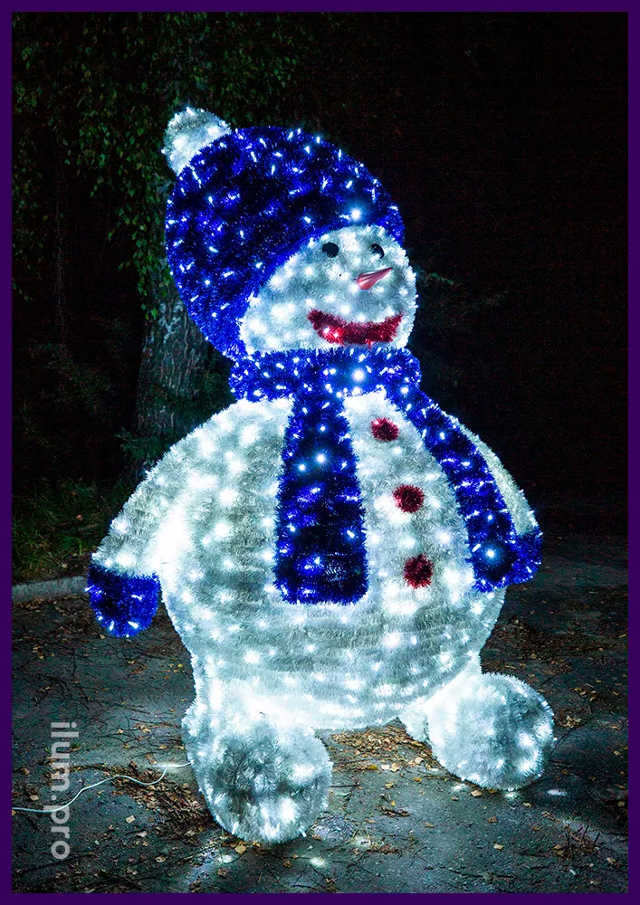 Снеговик из белых светодиодных гирлянд и покрытия пушистой мишурой на нержавеющей проволоке